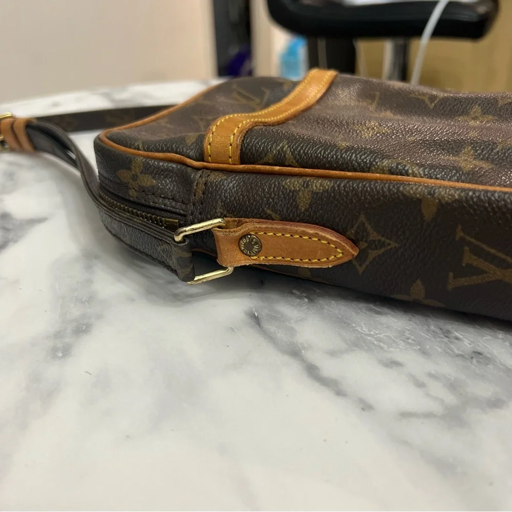Vintage Louis Vuitton | Danube PM Monogram Crossbody Bag - Picture 4 of 14